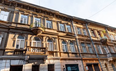 IV, UKRAINE - Mayıs. 18, 2024: Eski Lviv kasabasındaki tarihi binalar. Lviv Ukrayna 'nın kültürel başkentidir ve dünyanın dört bir yanından gelen turistler için favori bir duraktır.