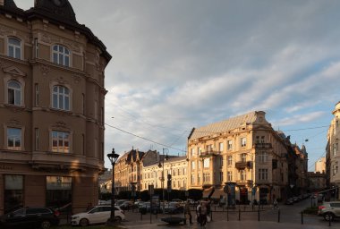 IV, UKRAINE - Mayıs. 18, 2024: Eski Lviv kasabasındaki tarihi binalar. Lviv Ukrayna 'nın kültürel başkentidir ve dünyanın dört bir yanından gelen turistler için favori bir duraktır. Shevchenko Bulvarı
