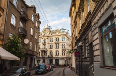 IV, UKRAINE - Mayıs. 18, 2024: Eski Lviv kasabasındaki tarihi binalar. Lviv Ukrayna 'nın kültürel başkentidir ve dünyanın dört bir yanından gelen turistler için favori bir duraktır.