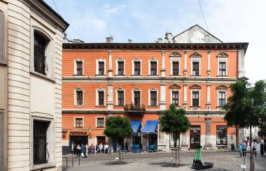 IV, UKRAINE - Mayıs. 19, 2024: Eski Lviv kasabasındaki tarihi binalar. Lviv Ukrayna 'nın kültürel başkentidir ve dünyanın dört bir yanından gelen turistler için favori bir duraktır.