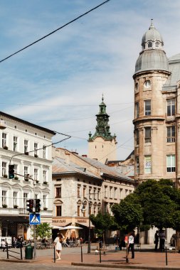 IV, UKRAINE - Mayıs. 19, 2024: Eski Lviv kasabasındaki tarihi binalar. Lviv Ukrayna 'nın kültürel başkentidir ve dünyanın dört bir yanından gelen turistler için favori bir duraktır. Kredens Kafe