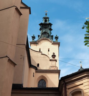 IV, UKRAINE - Mayıs. 19, 2024: Eski Lviv kasabasındaki tarihi binalar. Lviv Ukrayna 'nın kültürel başkentidir ve dünyanın dört bir yanından gelen turistler için favori bir duraktır.