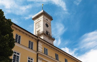 IV, UKRAINE - Mayıs. 19, 2024: Eski Lviv kasabasındaki tarihi binalar. Lviv Ukrayna 'nın kültürel başkentidir ve dünyanın dört bir yanından gelen turistler için favori bir duraktır. Pazar Meydanı