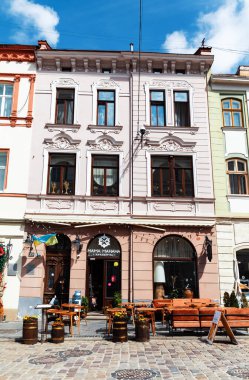 IV, UKRAINE - Mayıs. 19, 2024: Eski Lviv kasabasındaki tarihi binalar. Lviv Ukrayna 'nın kültürel başkentidir ve dünyanın dört bir yanından gelen turistler için favori bir duraktır. Pazar Meydanı