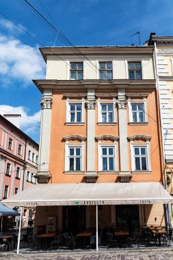 IV, UKRAINE - Mayıs. 19, 2024: Eski Lviv kasabasındaki tarihi binalar. Lviv Ukrayna 'nın kültürel başkentidir ve dünyanın dört bir yanından gelen turistler için favori bir duraktır. Pazar Meydanı