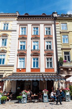 IV, UKRAINE - Mayıs. 19, 2024: Eski Lviv kasabasındaki tarihi binalar. Lviv Ukrayna 'nın kültürel başkentidir ve dünyanın dört bir yanından gelen turistler için favori bir duraktır. Pazar Meydanı