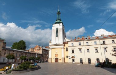 IV, UKRAINE - Mayıs. 18, 2024: Eski Lviv kasabasındaki tarihi binalar. Lviv Ukrayna 'nın kültürel başkentidir ve dünyanın dört bir yanından gelen turistler için favori bir duraktır.