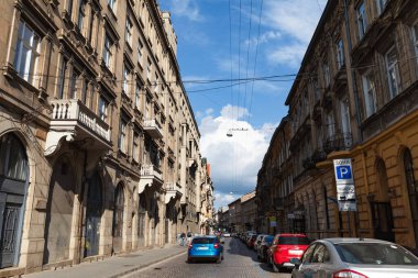 IV, UKRAINE - Mayıs. 18, 2024: Eski Lviv kasabasındaki tarihi binalar. Lviv Ukrayna 'nın kültürel başkentidir ve dünyanın dört bir yanından gelen turistler için favori bir duraktır.