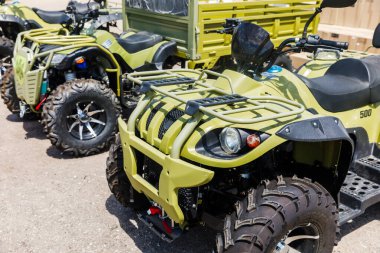 KHARKIV Reg, UKRAINE - Jun. 07, 2024: Askeri keşif için dört tekerlekli bisiklet. Sprava Hromad 'dan Ukrayna Silahlı Kuvvetleri' ne askeri yardım Poroshenko Vakfı ile birlikte