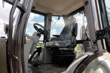 KHARKIV Reg, UKRAINE - Jun. 07, 2024: Tahkimatlar için kazı makineleri. Sprava Hromad 'dan Ukrayna Silahlı Kuvvetleri' ne askeri yardım Poroshenko Vakfı ile birlikte