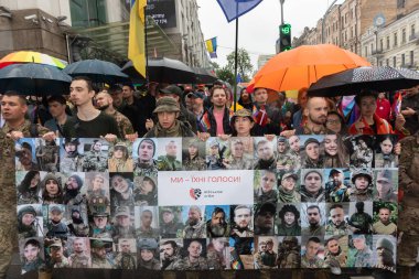 KYIV, UKRAINE - Haziran. 16, 2024: Gey ve lezbiyen askeri personelin portrelerini taşıyan bir grup LGBT eylemcisi onların sesleriyiz. Askeri LGBT.