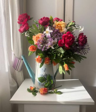 İlkbahar bahçesinden gelen şakayıklı romantik bir buket. Ev dekorasyonu ve buketleri düzenleme sanatı. buketler. 