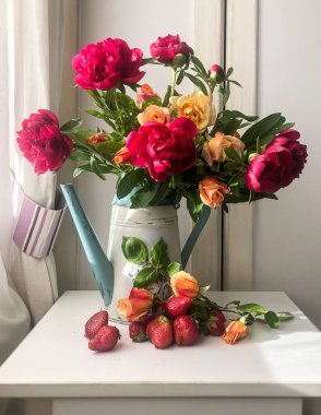 İlkbahar bahçesinden gelen şakayıklı romantik bir buket. Ev dekorasyonu ve buketleri düzenleme sanatı. buketler. 