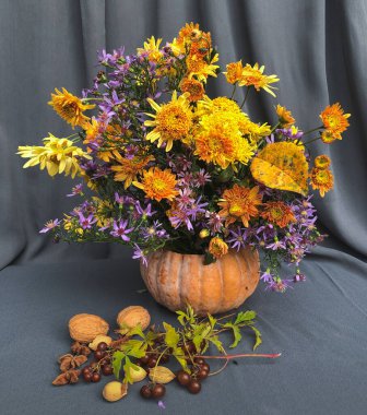 Sonbahar çiçekleri ve kır bitkilerinden oluşan romantik bir buket. Ev dekorasyonu ve çiçek buketi düzenleme sanatı.