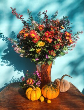 Sonbahar çiçekleri ve kır bitkilerinden oluşan romantik bir buket. Ev dekorasyonu ve çiçek buketi düzenleme sanatı.