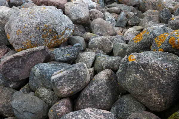 Büyük kayalar eski bir taş iskelenin sahasına rastgele dağılmış. Taşlar arka plan ve doku. Ainazi Kuzey İskelesi