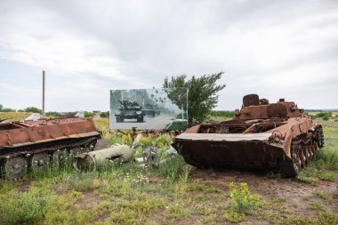 MYKOLAIV Reg, UKRAINE - Jun. 03, 2024: Stratejik füze kuvvetleri alanında çeşitli askeri araçlar görülüyor