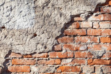 Bir binanın ön cephesinde eski bir alçı. Soyut arkaplan ve doku.