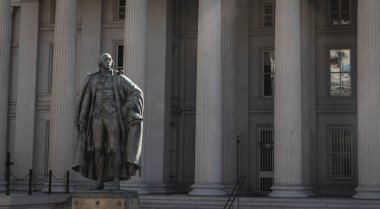 Washington DC, ABD - 10 Ekim 2022: Washington DC 'deki Hazine Bakanlığı binasında Albert Gallatin heykeli, neoklasik mimari sergileniyor