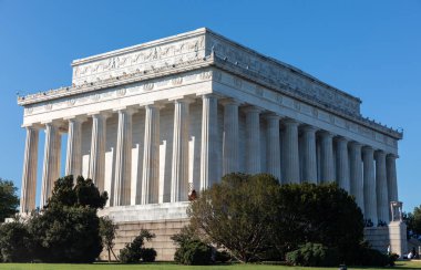 Washington DC, ABD - 10 Ekim 2022 Lincoln Anıtı özgürlüğün ve demokrasinin güçlü bir sembolüdür ve tamamen beyaz mermerden inşa edilmiş neoklasik mimarinin çarpıcı bir örneğidir..