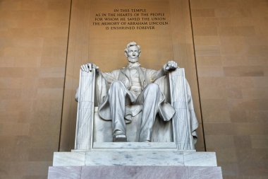 Washington DC, ABD - 10 Ekim 2022 Lincoln Anıtı, ABD 'nin 16. Başkanına resmi bir saygıdır. Lincoln 'ün devasa mermer heykeli büyük bir salonda, yüksek sütunlarla çevrili..
