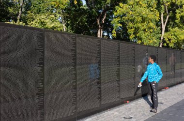 Washington DC, ABD - 10 Ekim 2022: Washington DC 'deki Vietnam Savaşı Anıtı' ndaki insanlar