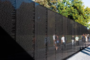 Washington DC, ABD - 10 Ekim 2022: Washington DC 'deki Vietnam Savaşı Anıtı' ndaki insanlar