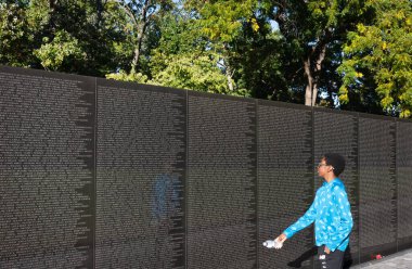 Washington DC, ABD - 10 Ekim 2022: Washington DC 'deki Vietnam Savaşı Anıtı' ndaki insanlar