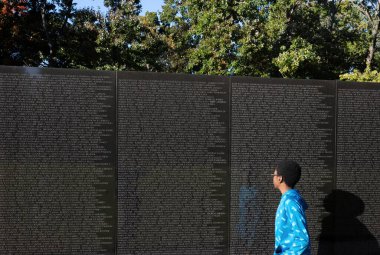 Washington DC, ABD - 10 Ekim 2022: Washington DC 'deki Vietnam Savaşı Anıtı' ndaki insanlar
