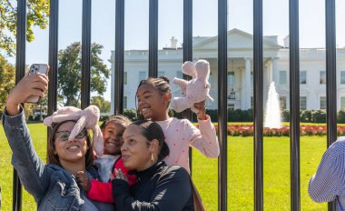 Washington DC, ABD - 10 Ekim 2022: Bir grup kadın ve çocuk Beyaz Saray yakınlarında selfie çekiyor