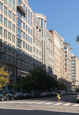 Washington DC, ABD - 10 Ekim 2022: Çağdaş mimari ve yürüyen insanlarla Washington D.C. 'de işlek cadde.