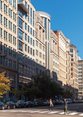 Washington DC, ABD - 10 Ekim 2022: Çağdaş mimari ve yürüyen insanlarla Washington D.C. 'de işlek cadde.