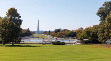 Washington DC, ABD - 10 Ekim 2022: Güzel bir günde yakalanan Washington Anıtı ve çevre parkın manzarası.