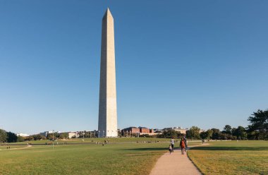 Washington DC, ABD - 10 Ekim 2022: Washington Anıtı, Amerikan demokrasisinin bir sembolü olan açık mavi gökyüzüne karşı dimdik ayakta duruyor.