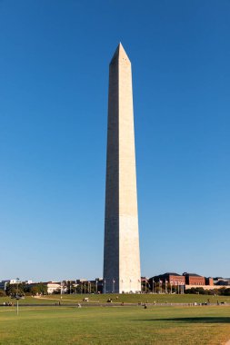 Washington DC, ABD - 10 Ekim 2022: Washington Anıtı, Amerikan demokrasisinin bir sembolü olan açık mavi gökyüzüne karşı dimdik ayakta duruyor.