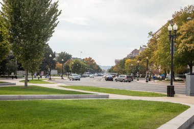 Washington DC, ABD - 12 Ekim 2022: Çağdaş mimari ve yürüyen insanlarla Washington D.C. 'de işlek cadde.