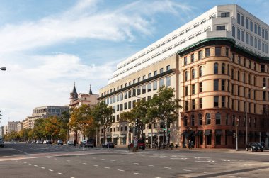 Washington DC, ABD - 12 Ekim 2022: Çağdaş mimari ve yürüyen insanlarla Washington D.C. 'de işlek cadde.