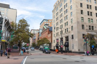 Washington DC, ABD - 12 Ekim 2022: Çağdaş mimari ve yürüyen insanlarla Washington D.C. 'de işlek cadde.