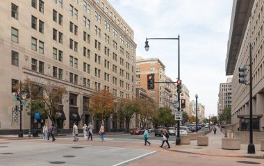 Washington DC, ABD - 12 Ekim 2022: Çağdaş mimari ve yürüyen insanlarla Washington D.C. 'de işlek cadde.