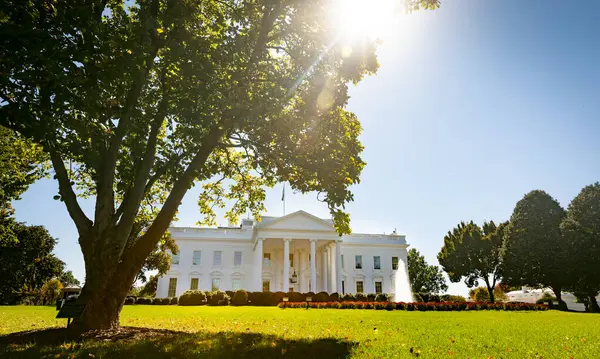 Washington DC, ABD - 10 Ekim 2022: Beyaz Saray, Amerika Birleşik Devletleri Başkanı 'nın resmi ikametgahı ve başlıca işyeri, mükemmel biçilmiş bir çimenliği ve hafifçe çağlayan bir çeşmesi ile