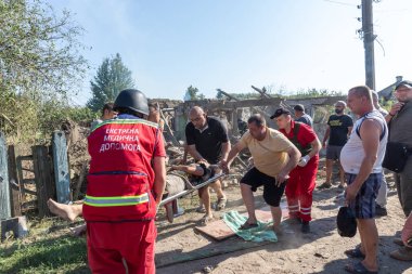 Bilopillya Sumy Reg, UKRAINE - 18 Ağustos 2024: Rus birliklerinin sivilleri bombalaması sonrasında yaralı bir kadını sedyeyle tahliye ettikleri görüldü.