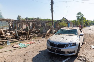 Bilopillya Sumy Reg, UKRAINE - 18 Ağustos 2024: Sivil altyapıya düzenlenen güdümlü hava bombası saldırısında bir konut ve bir araç imha edildi