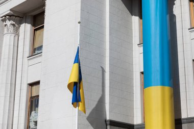 KYIV, UKRAINE - 23 Ağustos 2024: Devlet Bayrak Günü 'nde Verkhovna Rada yakınlarında resmi bir tören. Bayrak kaldırma töreni