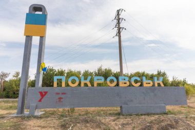 DONETSK Reg, UKRAINE - 29 Ağustos 2024: Pokrovsk kasabasının girişinde görüldü.