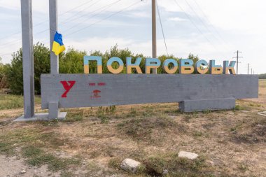 DONETSK Reg, UKRAINE - 29 Ağustos 2024: Pokrovsk kasabasının girişinde görüldü.