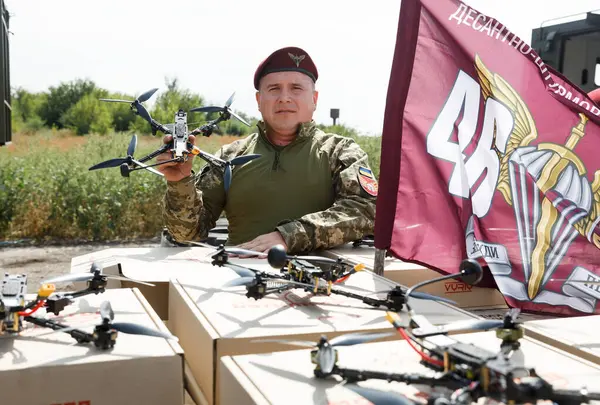 stock image DONETSK Reg, UKRAINE - Aug. 29, 2024: A serviceman of the Airborne Assault Brigade demonstrating a drone from the Petro Poroshenko Foundation for the Armed Forces of Ukraine.