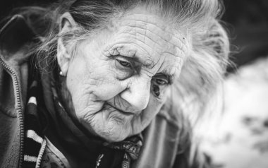 Depresyondaki yaşlı bir kadının siyah beyaz portresi. Yaşlı kadın.. 