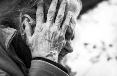 Depresyondaki yaşlı bir kadının siyah beyaz portresi. Yaşlı kadın.. 
