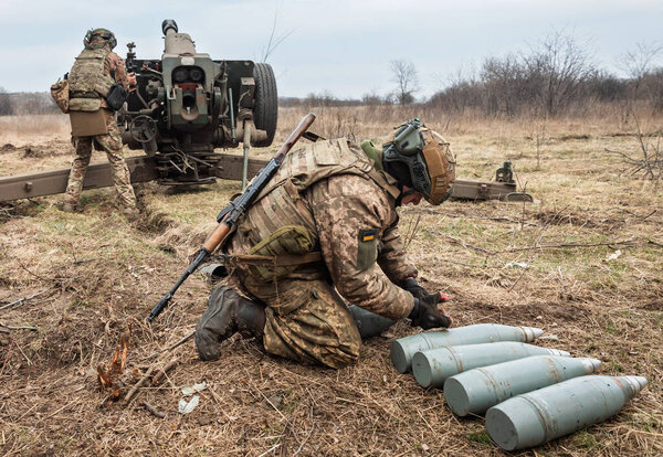ДОНЕЦКИЙ РЕГ., Украина - Мар. 2023: Война на Украине. Артиллеристы 24-го штурмового батальона "Айдар" открыли стрельбу из 122-мм гаубицы Д-30 по российским позициям близ Бахмута, Донецкая область, Украина