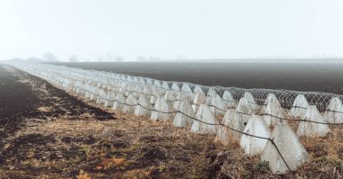 Rusya-Ukrayna savaşı sırasında Ukrayna 'nın Kharkiv bölgesinde ejderha dişi tahkimatı ve dikenli teller.